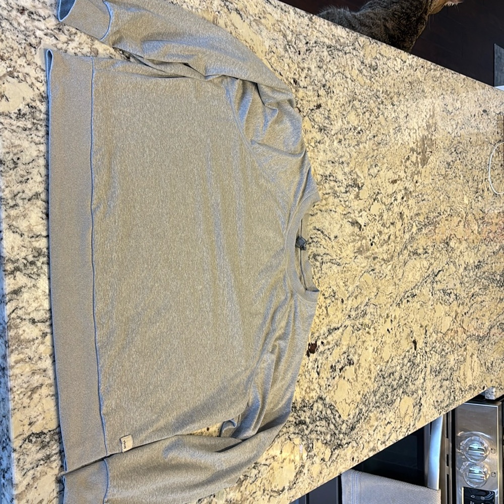 Women’s Vuori halo crew. Heathered gray. Size M.